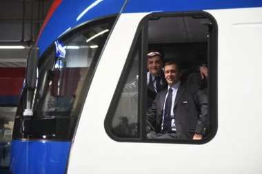 LOOK AT THE FALCON FLYING! We were on a fast train on the line between Belgrade and Novi Sad! (VIDEO)