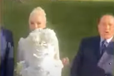 E, NEKA JE SA SREĆOM! Silvio Berluskoni oženio 53 godine mlađu BOMBU! Pogledajte kako mu izgleda nova izabranica, TREĆA PO REDU! (VIDEO/FOTO)