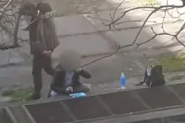 UZNEMIRUJUĆE! Pojavio se snimak devojčice kako šmrče nešto na klupi u Beogradu - ljudi u ŠOKU! (VIDEO)