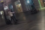 KARAMBOL U KNEZU: Pijan motorom uleteo u pešačku zonu i slupao se, pa za to okrivio saputnika jer ga je snimao tokom vožnje (VIDEO)