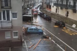 URUŠIO SE KROV ZGRADE NA ZVEZDARI: Delovi krova su svuda po ulici, moguća šteta na okolnim automobilima! (VIDEO)