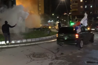 EKSPLODIRALKA SEVERNA MITROVICA: Građani na ulicama slave pobedu SNS-a (VIDEO)