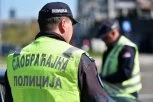 DRAMA U BATAJNICI: Saobraćajna policajka regulisala saobraćaj, pa POLOMILA NOGU