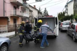 PRVE SLIKE I SNIMCI sa mesta POŽARA na Voždovcu! Policija iznela ugljenisano telo nastradalog muškarca (50)! BUKTINJU izazvala SVEĆA! (VIDEO/FOTO)