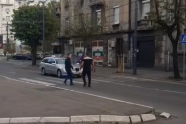 INCIDENT U BEOGRADU: Prvo se TUKLI, pa ga taksista vozio NA HAUBI! (VIDEO)