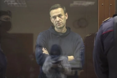 SEDI U BARU, SAM, I OBRAĆA SE: Navaljni kao da je PREDOSETIO SMRT: Evo šta je govorio svojim sunarodnicima (VIDEO)