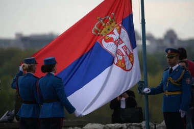 OBELEŽEN DAN VOJSKE SRBIJE! Aljtiljerijska paljba i himna Srbije orila se sa Savskog platoa!