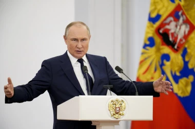 DANAS ceo svet strahuje od NJEGOVIH ODLUKA, a pred NJOM je bio manji od ZRNA MAKA! Pogledajte kako je VLADIMIR PUTIN izgledao na svom venčanju! (FOTO)