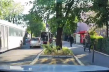 JEZIVA NESREĆA NA BEŽANIJI: Autobus pokosio čoveka, kamera sve zabeležila (VIDEO)
