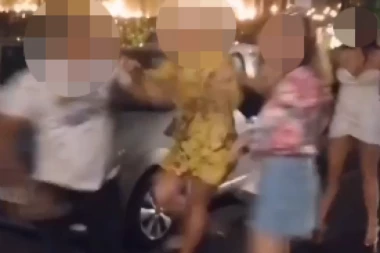 INCIDENT ISPRED RESTORANA U BEOGRADU! Devojka juri i udara starijeg muškarca, ostale se CEREKAJU (VIDEO)
