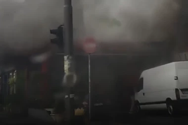 DETALJI POŽARA NA BANOVOM BRDU: Zapalio se roštilj, vatrogasne ekipe na terenu - saobraćaj usporen (VIDEO)