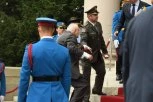 DA LI BISTE GA PREPOZNALI?! Bivši predsednik Srbije se retko pojavljuje u javnosti, SADA JE USLIKAN ISPRED SKUPŠTINE! (FOTO)