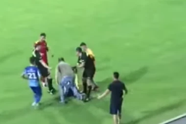 Užas u Podgorici: Sportski direktor GLAVOM udario protivničkog igrača, pa nastao RUSVAJ na terenu! (VIDEO)