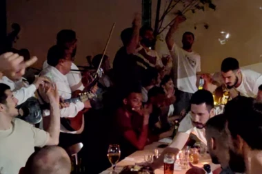 Poznata navijačka pesma orila se Skadarlijom: Košarkaši Crvene zvezde uz tamburaše proslavili novu ABA titulu!