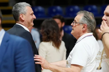 ODUŠEVIO DELIJE! Radonjić pozirao ispred zgrade sa porukom za navijače Partizana! (FOTO)
