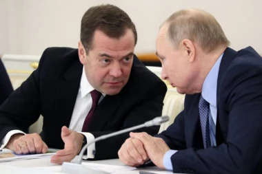 SAT OTKUCAVA! Brutalna izjava Medvedeva: NALIĆE SE VODKOM I OTIĆI