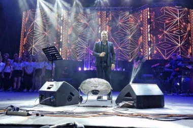 Aco Pejović otvorio koncert NAJLEPŠOM BALADOM: Publika je u transu,  PESMA"ZA LJILJANU" ODJEKNULA Tašmajdanom, da se NAJEŽIŠ! (VIDEO)
