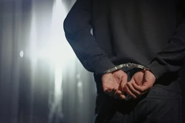 "TAŠTA ME PRETUKLA, A ŽENA ISPOLIVALA VRELOM KAFOM! Bizarna odbrana imućnog Srbina iz Švajcarske nakon zverskog ubistva svoje suprug: Tvrdi da se ne seća OVOGA