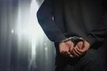 HAPŠENJE U NOVOM PAZARU: Policija muškarcu stavila lisice na ruke zbog prosjačenja!