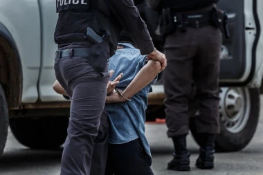 SUVOZAČ U AUDIJU "PAO" ZA DROGU! Muškarac (36) uhapšen zbog posedovanja opojnih supstanci