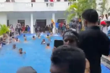 DOZLOGRDILO IM! Urnebesan snimak iz Šri Lanke: Demonstranti upali u predsedničku vilu, kupali se u bazenu! LIDER ZBRISAO! (VIDEO)