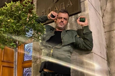 IDIOT GODINE! Sergej Trifunović sa bombama ispred zgrade Vlade Srbije! (FOTO)
