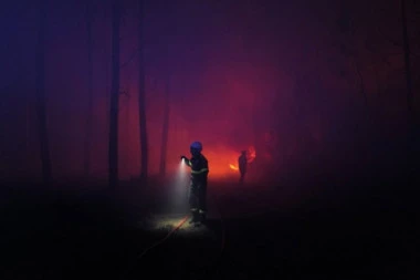 POŽAR NA KOŠUTNJAKU: Vidi se crni dim, vatrogasci na terenu