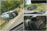VOZILO PREVRNUTO LEŽI NA BANKINI: Saobraćajna nezgoda na putu Novi Sad - Subotica!