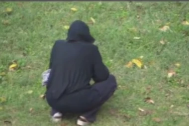 Scena od koje se DIŽE KOSA NA GLAVI! Žena u parku obavlja JEZIV RITUAL(VIDEO)