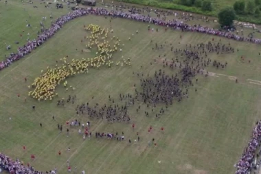 Nije se znalo ko koga bije: Najveća organizovana masovna tuča! (VIDEO)