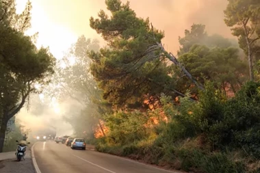 VELIKI POŽAR KOD CRVENE PLAŽE! Ljudi spasavaju žive glave! Vatra stigla do kuća, brojni turisti i meštani zaglavljeni i okruženi plamenom u kilometarskoj koloni ka Sutomoru!  (VIDEO)