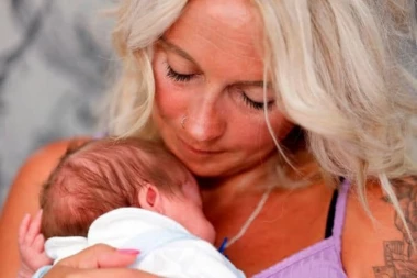 Trudna mama otišla na krcatu plažu sa 5 dece po najtoplijem danu, kada je usledio ŠOK ZA SVE! (FOTO)