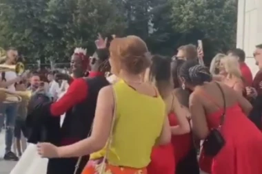 SRBIJA DO KENIJE! Snimak svadbe u centru Beograda raznežio prolaznike: Mlada i svatovi se vesele uz trube! (VIDEO)