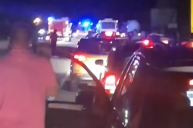 JEZIVA NESREĆA NA AUTO-PUTU: Automobil izleteo sa kolovoza, vozač teško povređen!