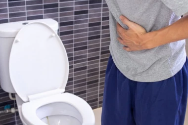 MASOVNO TROVANJE HRANOM: Jedanaestoro dece završilo u bolnici! Roditelji na radnom mestu dobili OVO JELO, pa ga doneli kući