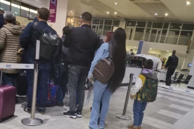 Seka Aleksić BESNELA na aerodromu, uhvaćena sa sinom, obezbeđenje moralo da reaguje!