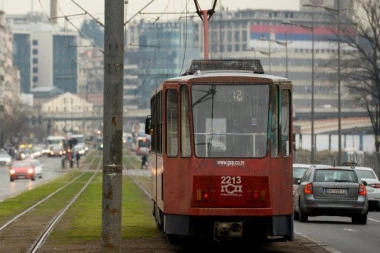 STRAVIČNA SCENA NA ULICAMA BEOGRADA! Klinci se zakačili za tramvaj i VISE - građani izbezumljeni! (FOTO)