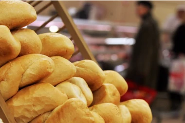 DA NE POVERUJEŠ: Beograđanin kupio hleb, presekao, pa izvadio ovo iz u sredine! (FOTO)