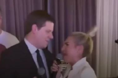 Jovana Jeremić sa bivšim mužem otpevala čuveni HIT! Tortu kao na svadbi, isekli ZAJEDNO! (FOTO/VIDEO)