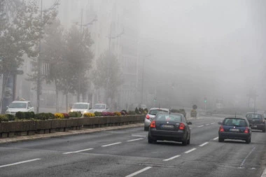 VOZAČI, UKOLIKO SE SPREMATE ZA PUT - VODITE RAČUNA! AMSS uputio važno upozorenje: Na putevima širom Srbije prisutna MAGLA - Vožnju prilagodite saobraćajnim propisima
