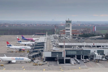 DRAMA NA NEBU IZNAD BEOGRADA! U avionu počeo da se oseća DIM, hitno sleteo!