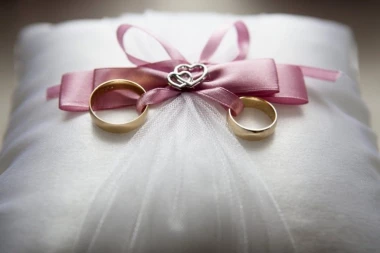VEROVANJA O BURMAMA KOJA KRUŽE MEĐU SRBIMA: Pravoslavci smatraju da ako supruga prevari muža, OVO će se desiti sa venčanim prstenom!