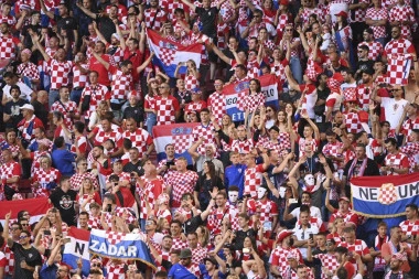 USTAŠKIM PIREVIMA NIKAD KRAJA: Hrvati slave uz Tompsona, provociraju Srbe, tuku Crnogorce i niko im ništa ne zamera!