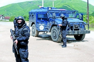 STIGLI SA PET BLINDIRANIH DŽIPOVA! Specijalci tzv. kosovske policije na Bistričkom mostu! SRBI U STRAHU