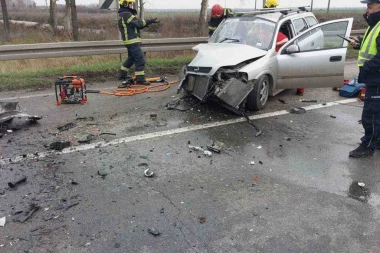 JEZIVA SAOBRAĆAJNA  NESREĆA KOD PETROVCA NA MLAVI: Automobil potpuno zgužvan, troje povređenih (FOTO)