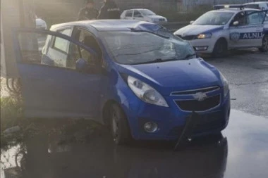 MOTOR POTPUNO SMRSKAN: Prva fotografije jezive nesreće u Borči, delovi vozila rasuti po Zrenjaninskom putu! (FOTO, VIDEO)