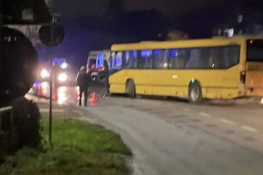IZ ČISTA MIRA JE SKRENUO U SUPROTNU TRAKU! Detalji nesreće kod Smedereva: Beograđanin podleteo pod autobus! (FOTO)