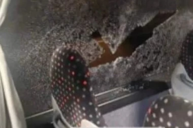 PUCNJAVA U ŽELEZNIKU: Metak probio staklo autobusa i proleteo devojci pored glave (FOTO)