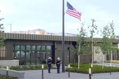 AMERIKA OPET KRITIKUJE KURTIJA! Ambasada SAD oštro reagovala na upad specijalaca u opštinske zgrade: "To vodi ka dizanju tenzija"