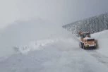 PUTARI NA GOLIJI NE GASE MAŠINE: Punom parom raščišćavaju snežne nanose, najopasnija deonica u Srbiji ponovo prohodna za saobraćaj (FOTO)
